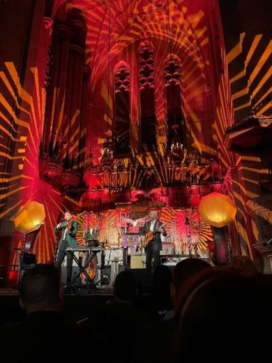 Gezelligheid concert with Andrew Bird - vibrant lights in a cathedral