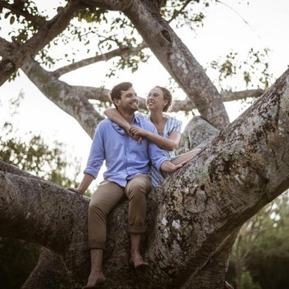 A photo of a loving couple in a tree.