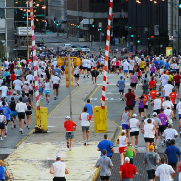 chicago marathon runner by michael carruth