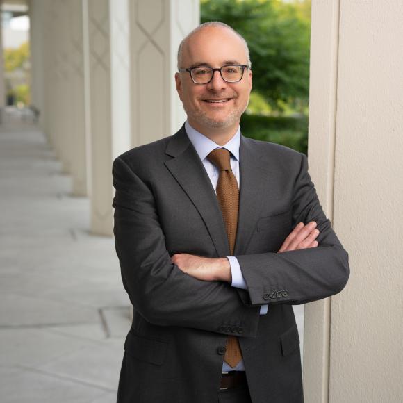 Portrait of Dean of the Harris School of Public Policy Ethan Bueno de Mesquita